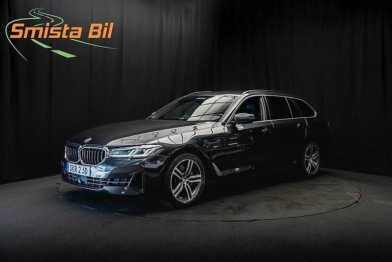 Grå Begagnad 2020 BMW 530e Kombi | 274 800 kr (Marknadspris) - Bild 1/4