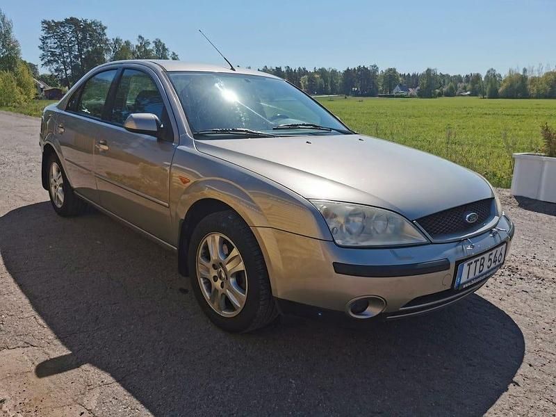 Begagnad Ford Mondeo 146 HK (107 kW) 2003 Silver Sedan