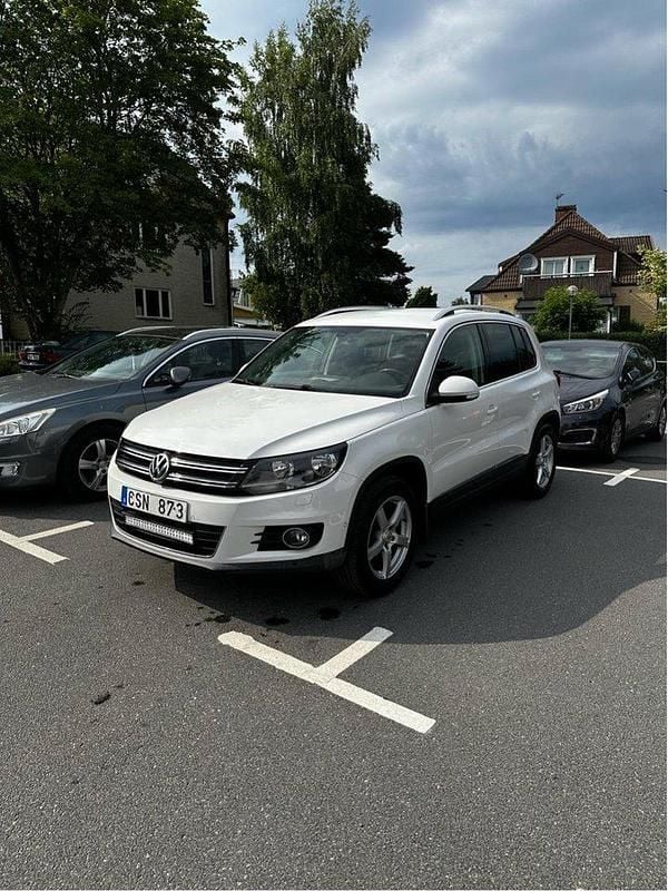 Vit Begagnad 2014 VW Tiguan Sportline SUV | 109 000 kr (Marknadspris) - Bild 1/4