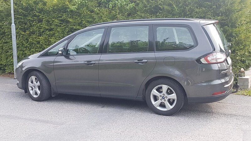 Grå Begagnad 2016 Ford Galaxy Trend Minibuss | 89 000 kr - Bild 1/4