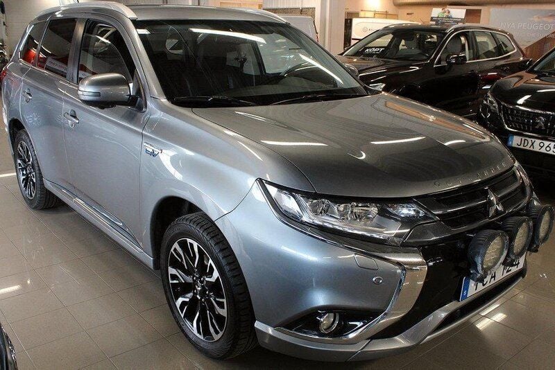Grå Begagnad 2016 Mitsubishi Outlander P-HEV SUV | 150 000 kr (Marknadspris) - Bild 1/4