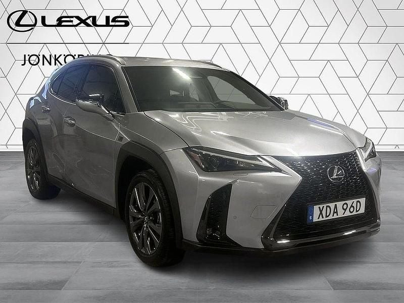 Begagnad Lexus UX 300h Sport Design Packet 201 HK (147 kW) 2024 Silver SUV