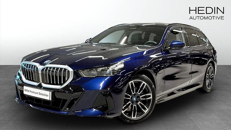 Blå (blue) Begagnad 2025 BMW 530e M Sport Kombi | 628 700 kr (Superpris) - Bild 1/4