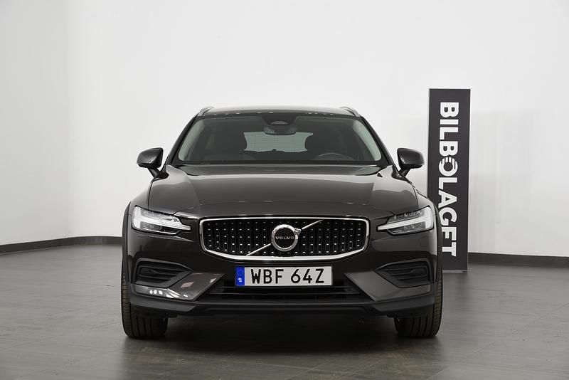 Begagnad Volvo V60 CC Core 253 HK (186 kW) 2024 Grå Kombi