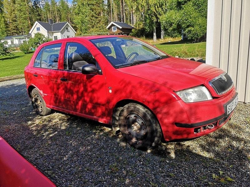 Röd Begagnad 2002 Skoda Fabia Halvkombi | 6 500 kr (Superpris) - Bild 1/4