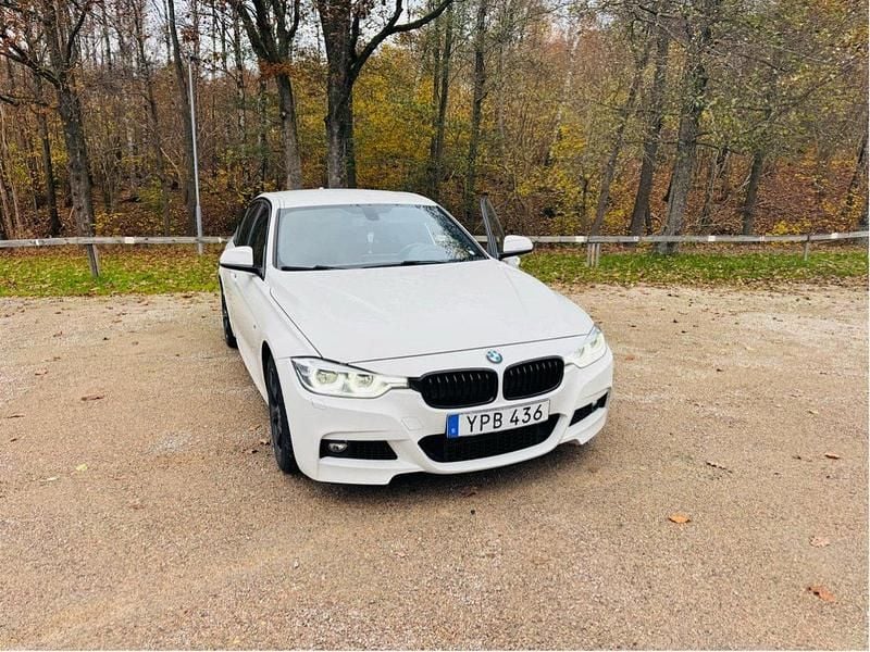 Vit Begagnad 2018 BMW 318 M Sport Sedan | 205 000 kr (Marknadspris) - Bild 1/4