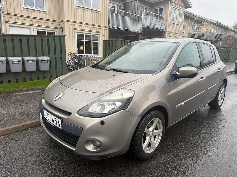 Begagnad 2010 Renault Clio R.S. Halvkombi | 32 000 kr (Marknadspris) - Bild 1/4