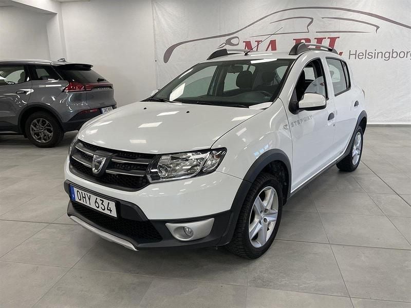 Vit Begagnad 2016 Dacia Sandero Stepway Halvkombi | 84 900 kr (Lite dyr) - Bild 1/4