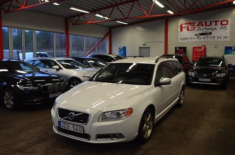 Vit Begagnad 2013 Volvo V70 R-Design Kombi | 109 900 kr (Marknadspris) - Bild 1/4