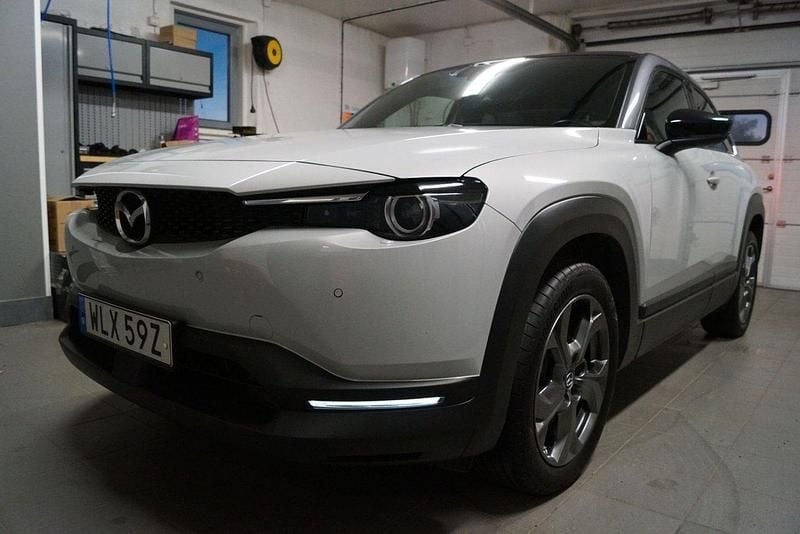 Vit (vitmetallic) Begagnad 2020 Mazda MX30 SUV | 159 000 kr (Marknadspris) - Bild 1/4