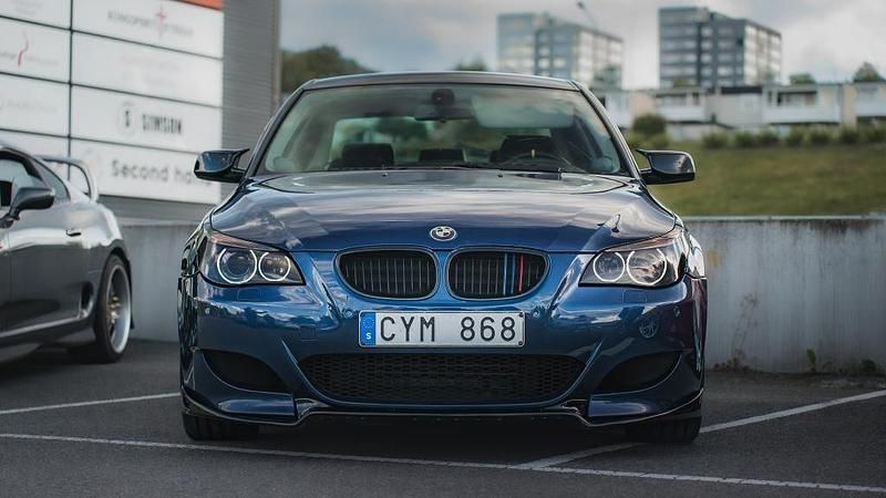 Blå Begagnad 2005 BMW 545 M Sport Sedan | 128 900 kr - Bild 1/4