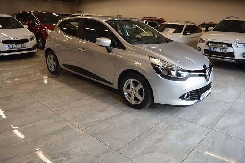 Begagnad Renault Clio IV 74 HK (54 kW) 2014 Silver Halvkombi