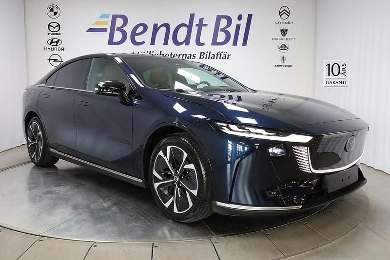 Blå Ny 2025 Mazda 6e Takumi-Line Halvkombi | 481 500 kr (Lite dyr) - Bild 1/3