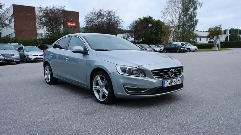 Silver Begagnad 2017 Volvo S60 Summum Sedan | 169 700 kr (Bra pris) - Bild 1/4