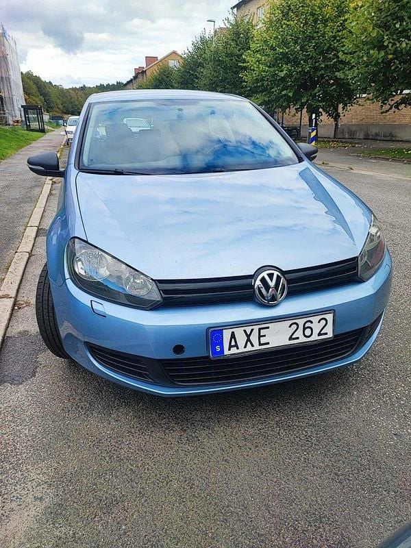 Blå Begagnad 2010 VW Golf VI Halvkombi | 70 000 kr (Marknadspris) - Bild 1/4