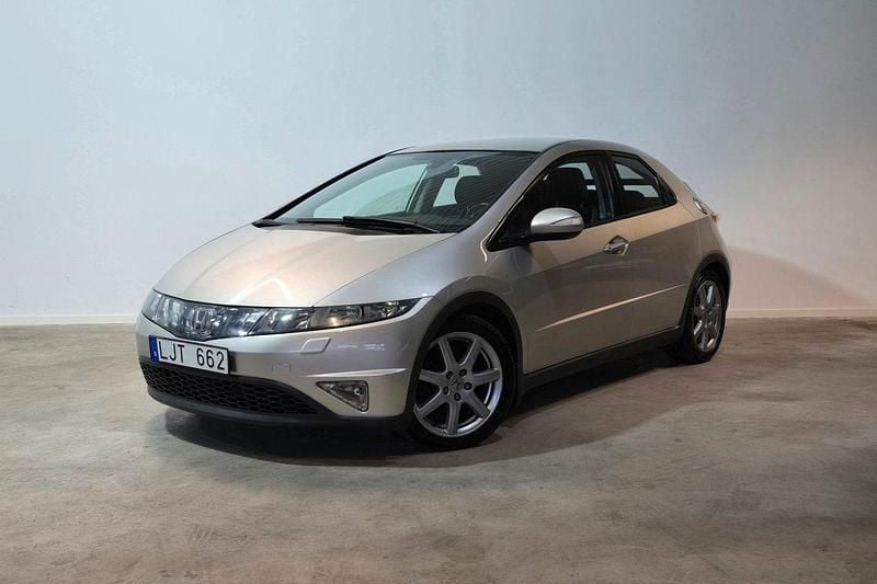 Silver Begagnad 2006 Honda Civic Sport Halvkombi | 79 900 kr (Lite dyr) - Bild 1/4