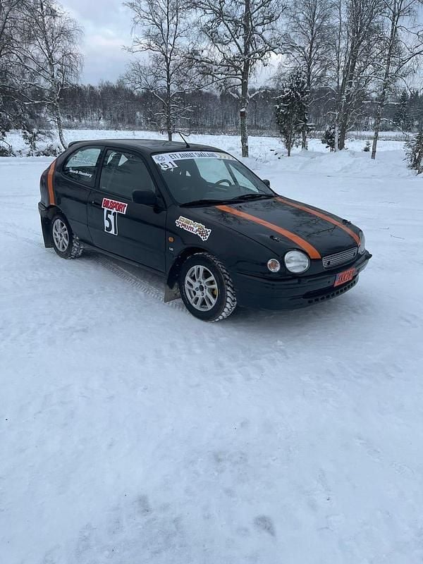 Begagnad 1999 Toyota Corolla Halvkombi | 80 000 kr - Bild 1/4