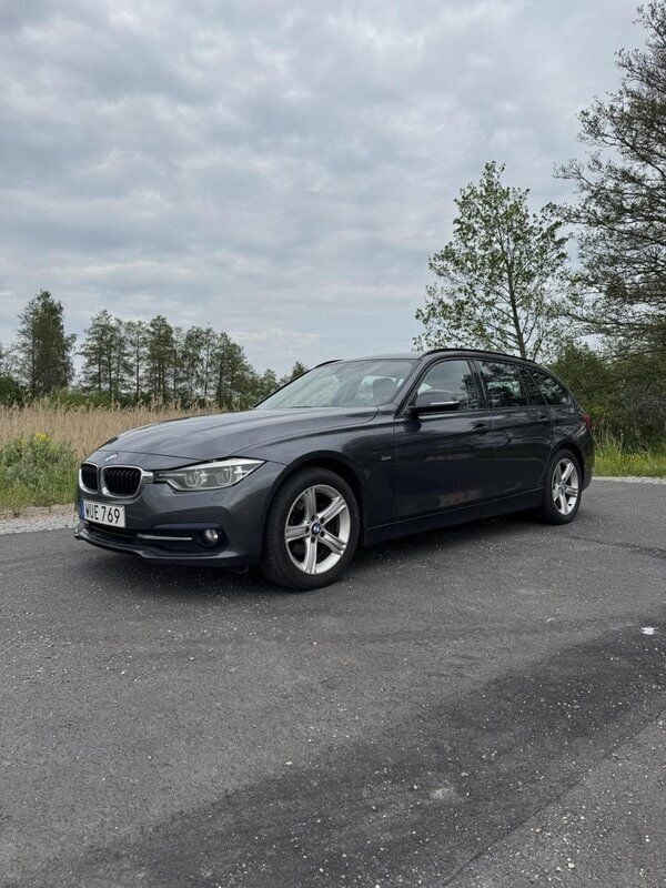 Grå Begagnad 2016 BMW 318 Sport Line Kombi | 90 000 kr (Bra pris) - Bild 1/4