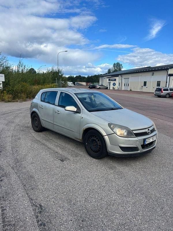 Grå Begagnad 2005 Opel Astra Halvkombi | 9 900 kr (Bra pris) - Bild 1/4