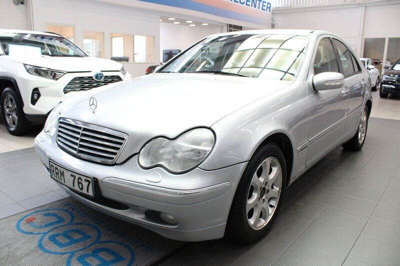 Ljusgrå Begagnad 2000 Mercedes C240 Elegance Sedan | 39 900 kr - Bild 1/4