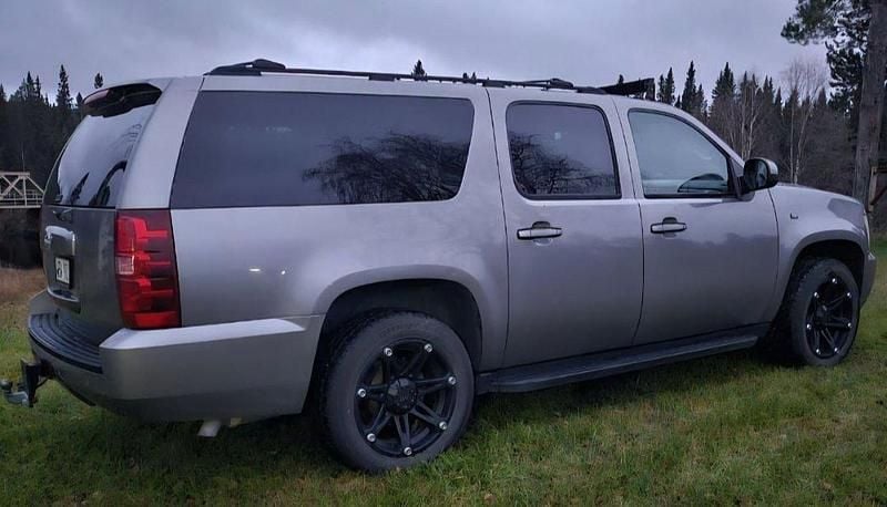 Grå Begagnad 2007 Chevrolet Suburban SUV | 159 900 kr - Bild 1/4