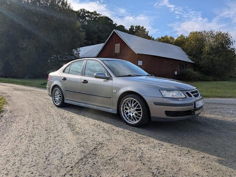 Grå Begagnad 2005 Saab 9-3 Sedan | 30 000 kr (Bra pris) - Bild 1/4