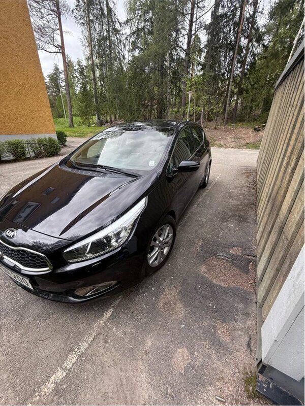 Svart Begagnad 2013 Kia Ceed Comfort Halvkombi | 69 000 kr (Bra pris) - Bild 1/4