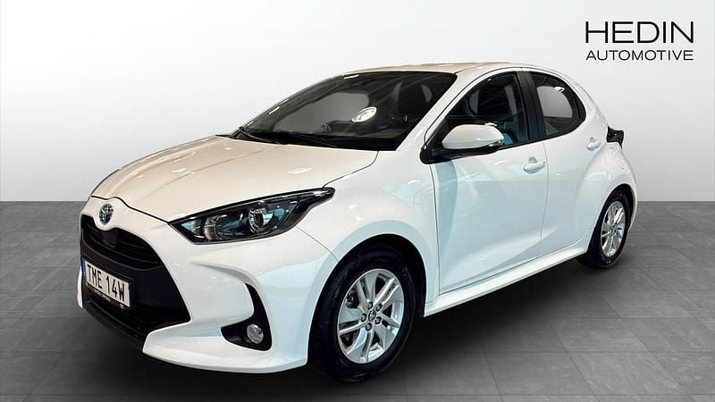 Vit (white) Begagnad 2023 Toyota Yaris Hybrid Active Halvkombi | 209 900 kr (Marknadspris) - Bild 1/4