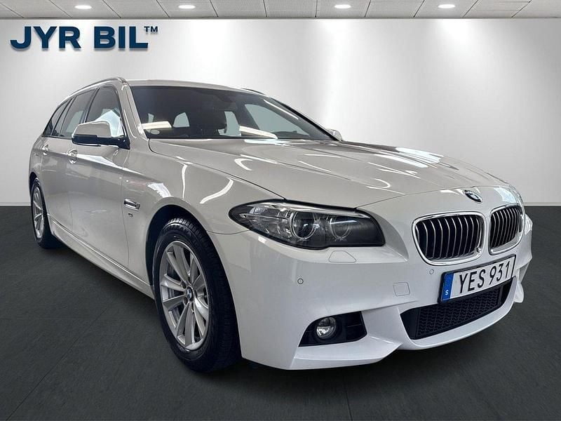 Vit Begagnad 2016 BMW 520 M Sport Kombi | 214 900 kr (Lite dyr) - Bild 1/4