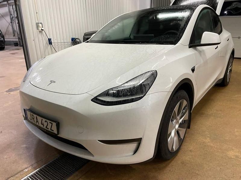 Vit (vit metallic) Begagnad 2024 Tesla Model Y Long Range AWD SUV | 465 000 kr (Lite dyr) - Bild 1/2