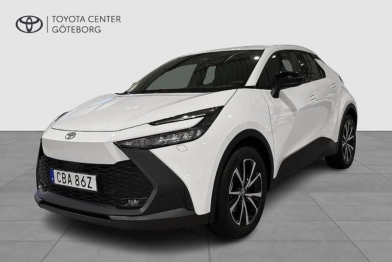 Vit Ny 2025 Toyota C-HR Style SUV | 399 900 kr (Marknadspris) - Bild 1/3
