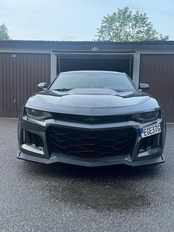 Grå Begagnad 2017 Chevrolet Camaro SS Sportkupé | 320 000 kr - Bild 1/4