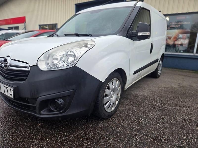 Vit Begagnad 2012 Opel Combo S Van | 45 000 kr (Marknadspris) - Bild 1/4