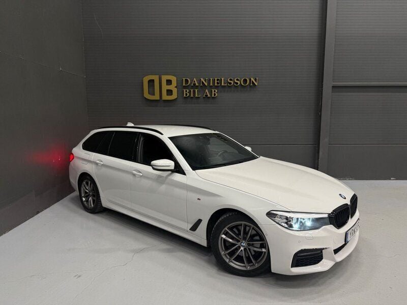 Vit Begagnad 2019 BMW 520 M Sport Kombi | 269 800 kr (Bra pris) - Bild 1/4
