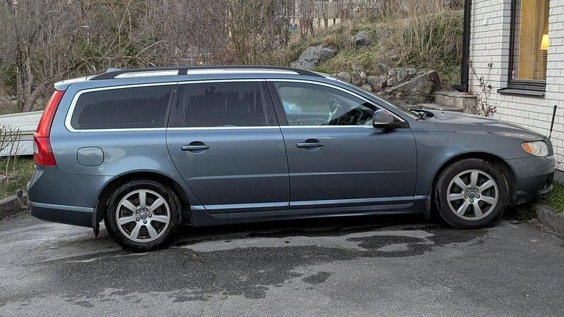 Blå Begagnad 2012 Volvo V70 Momentum Kombi | 99 000 kr (Marknadspris) - Bild 1/4