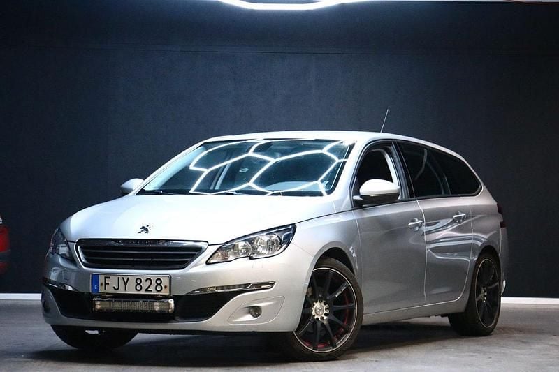 Ljusgrå (grå) Begagnad 2015 Peugeot 308 Active Kombi | 69 900 kr (Marknadspris) - Bild 1/4