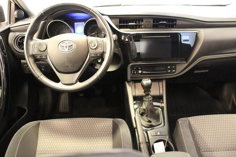Begagnad Toyota Auris Active 116 HK (85 kW) 2017 Silver Kombi