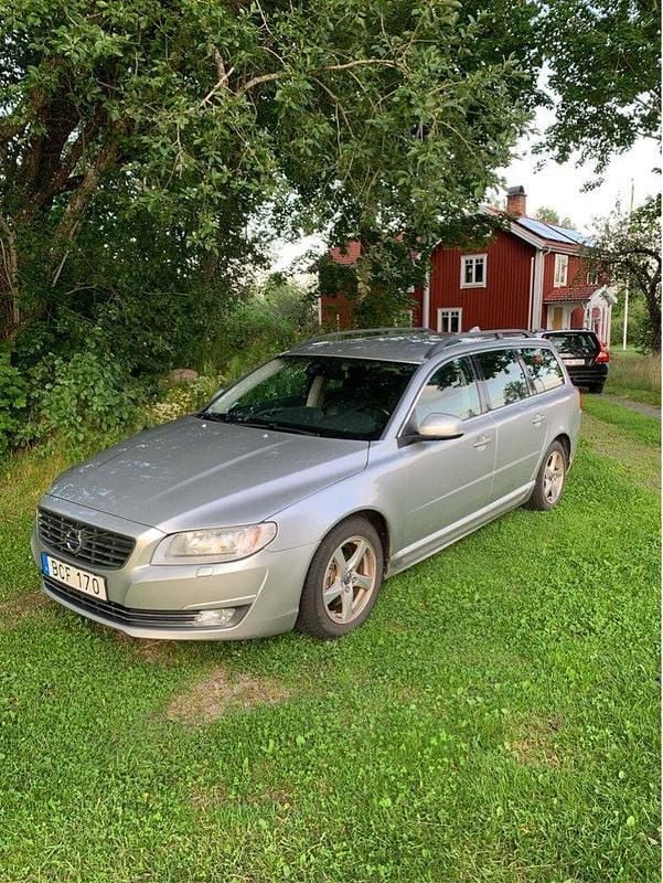 Silver Begagnad 2015 Volvo V70 Momentum Kombi | 89 500 kr (Bra pris) - Bild 1/4