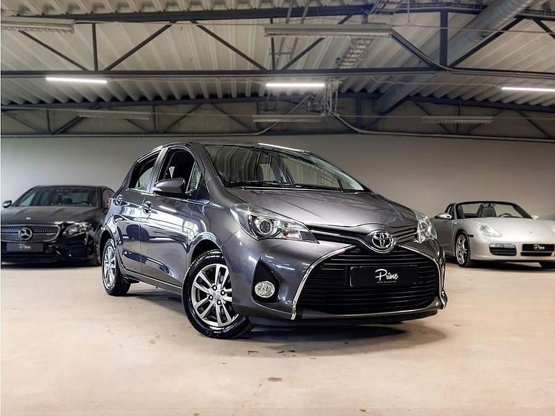 Mörkgrå Begagnad 2016 Toyota Yaris Active Sedan | 109 900 kr (Marknadspris) - Bild 1/4