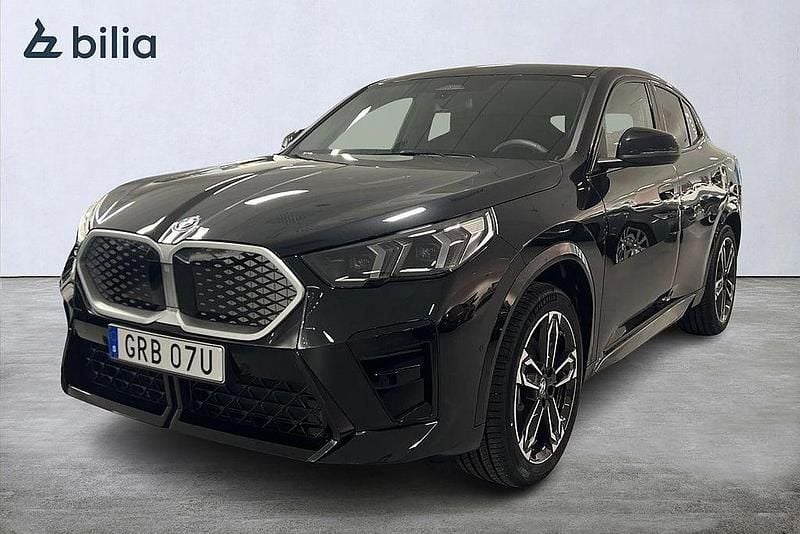 Svart Ny 2026 BMW iX2 M Sport SUV | 656 700 kr - Bild 1/4