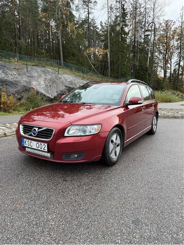 Röd Begagnad 2011 Volvo V50 Kombi | 59 990 kr (Marknadspris) - Bild 1/4