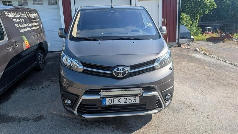 Grå Begagnad 2016 Toyota Proace Van | 98 000 kr (Marknadspris) - Bild 1/4