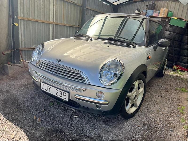 Grå Begagnad 2004 Mini Cooper Pepper Halvkombi | 29 000 kr (Marknadspris) - Bild 1/4