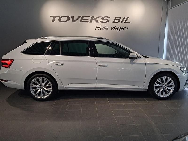 Begagnad Skoda Superb 2023 Vit Kombi