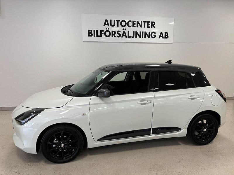 Vit Ny 2024 Suzuki Swift Halvkombi | 274 900 kr (Dyr) - Bild 1/4