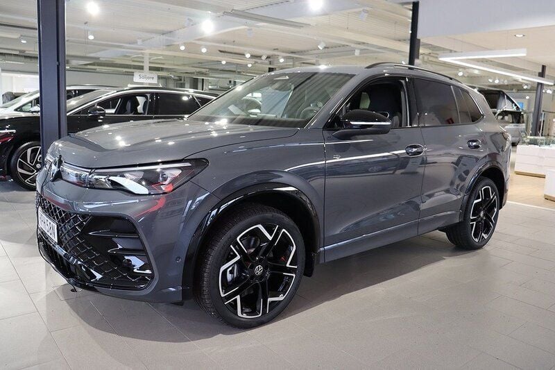 Grå Ny 2024 VW Tiguan R-line SUV | 625 300 kr (Dyr) - Bild 1/4