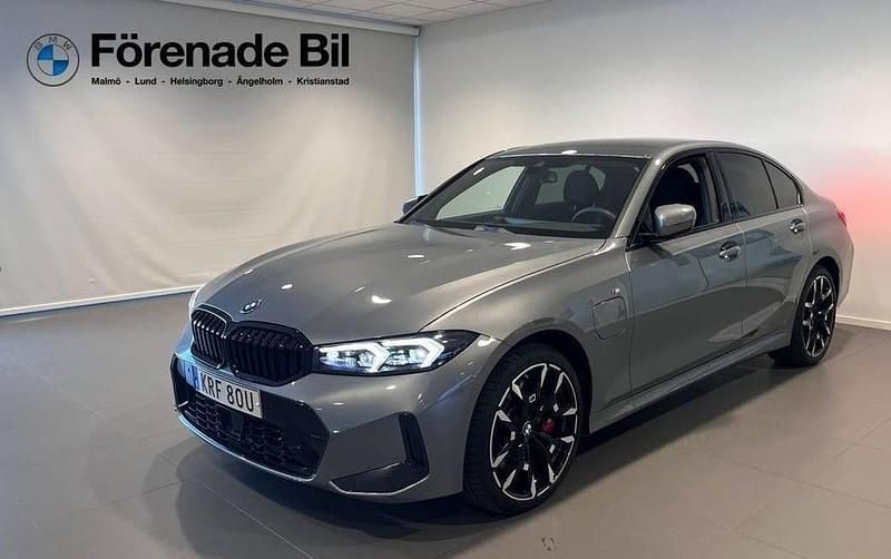 Grå Begagnad 2025 BMW 330 M Sport Sedan | 539 000 kr - Bild 1/4