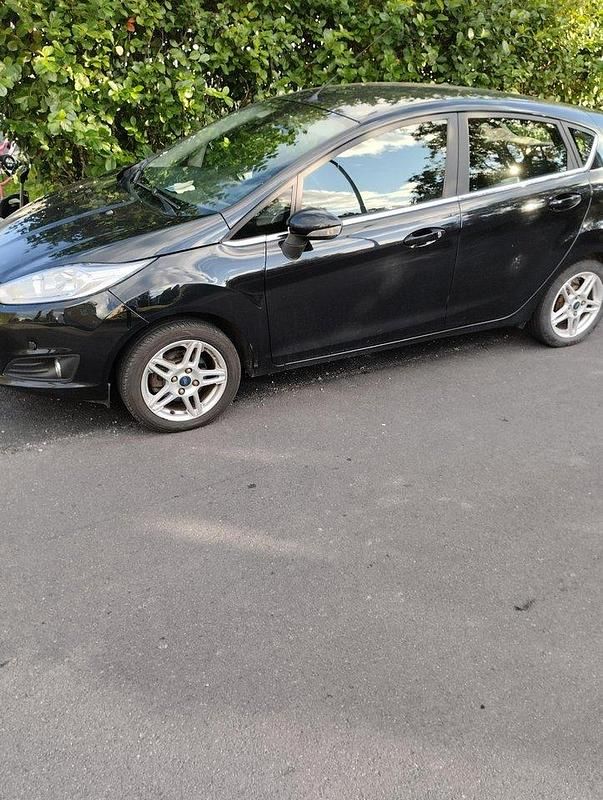 Begagnad 2014 Ford Fiesta Titanium Halvkombi | 52 000 kr (Superpris) - Bild 1/1