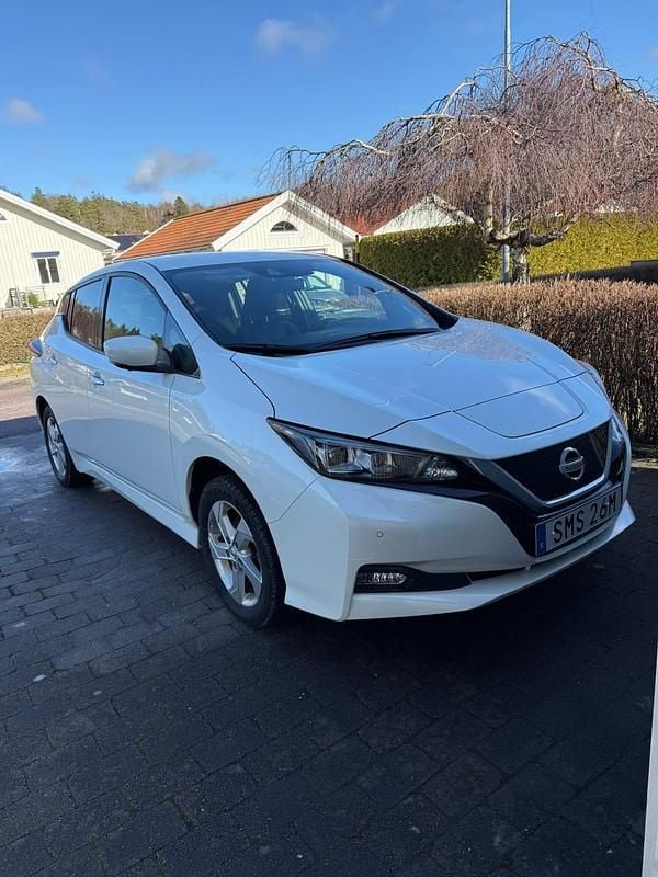 Begagnad Nissan Leaf Tekna 159 kW (217 HK) 2022 Pärlemovit Halvkombi