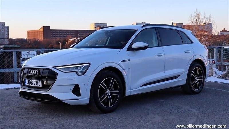 Begagnad Audi e-tron Proline 300 kW (408 HK) 2019 Vit samma som bilen SUV